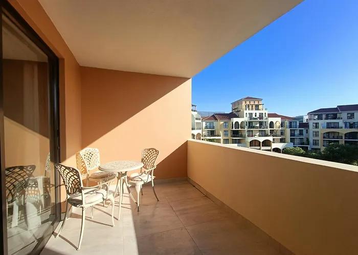 Island Club Hotel & Apartments